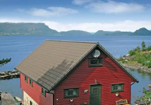  Rummeligt og pænt feriehus med hyggelig indretning og god beliggenhed direkte ved Hardangerfjorden med gode fiskeforhold. Stor terrasse med pragtfuld udsigt over fjord og fjeld. Egen bro med bådpla ...
