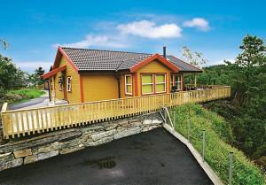  Familievenligt luksusferiehus i et fantastisk fjordlandskab ved Vestvikvågen i Sveio, midt imellem smukke fjorde og det brusende hav. Husets interiør er af gennemført, høj kvalitet. Fra stuen er  ...