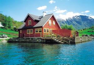  Aflåst og uforstyrret del af et hus til to familier beliggende ved Åkrafjorden i hjertet af Hardanger. Egen bro og gode fiskemuligheder i den fiskerige fjord. Huset ligger i et skønt naturområde. ...