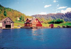  Aflåst og uforstyrret del af et hus til to familier beliggende ved Åkrafjorden i hjertet af Hardanger. Egen bro og gode fiskemuligheder i den fiskerige fjord. Huset ligger i et skønt naturområde. ...