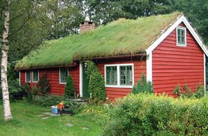  Hyggeligt tømmerhus fra 1750 på stor, ugenert grund. Bro og strand 2 km. Fiske i elv og fjord. Flot turområde året rundt. Nær Folgefonna gletcher. Ejer: 40 m. ...