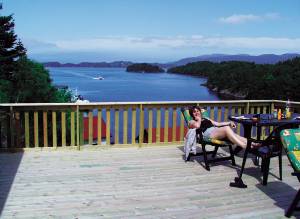 Fantastisk drømmehus beliggende ved den smukke, vestlandske skærgård med panoramaudsigt over fjorden. Den dejlige terrasse er meget indbydende. Ved broen neden for huset ligger båden klar til sp ...