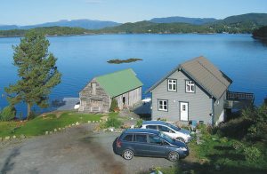  Hvis du ønsker at kombinere aktivitet og rekreation i ferien - så er dette huset for dig! Rummeligt hus af gennemgående høj standard. Du har gode muligheder for fangst i fjorden, ligesom du også ...