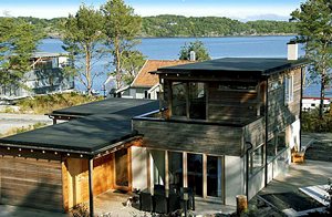  Funktionelt feriehus beliggende 50 m fra vandet i Mosterhamn. Udsigt over fjorden, gode fiskemuligheder, velegnet for sportsdykkere. 2 golfpladser i nærheden. ...