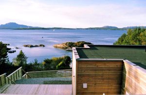  Dette nye funkishus er en oplevelse i sig selv. Huset og indretningen holder en høj standard og er som skabt for to familier, der gerne vil holde ferie sammen. Gulvene er lavet af 10 cm tyk stavpark ...