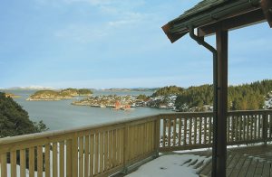  Moderne feriehus af høj standard og kvalitet. Top veludstyret køkkenafdeling, hyggelig og stilrenstue, dejligt boblebad og gratis internet. Huset ligger på en lille høj på øen Selbjørn og har  ...