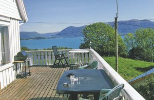  Komfortabelt og veludstyret feriehus på Borgundøy, kun et stenkast fra Bjoafjorden. En stor og solrig terrasse mod syd og øst med en flot panoramaudsigt over fjorden samt de omkringliggende fjelde ...
