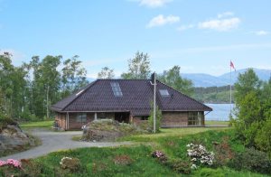  På denne sjældne ejendom kan I nyde ferien i fred og ro i dejlig natur af øer, med fjeld og fjord som bagtæppe. Panoramaudsigt fra terrassen. Det luksuriøse feriehus er udstyret med jacuzzi, ege ...