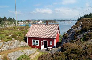  Dette ældre, enkelt møblerede hus ligger fredeligt på ø nær havet. Egen bro og gode fiskemuligheder. Fastlandsforbindelse. ...