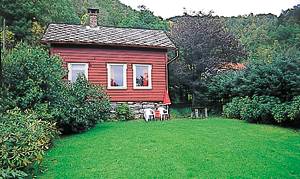  Ældre stuehus med egen strandlinie. Her er der gode fiske- og bademuligheder. Huset støder op til ejers hus og N19015. 310 l fryser deles med N19015. ...