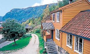  Hus som støder op til N19014 og ejers hus. Med egen strandkant ved fjorden. Gode tur-, bade- og fiskemuligheder. Bergen: ca. 2 timer. 310 l fryser deles med N19014. ...