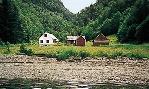  Nedlagt ugenert landejendom ved fjorden. Fiske- og turmlg. Godt feriested for hele familien. Stor udenomsplads. Privat strandlinie. Ekstra båd og motor til leje. ...