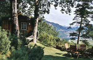  Lille, enkel og romantisk hytte på fantastisk grund med udsigt. Eget bad/garderobe/vaskemaskine i ejers hus, 20 m. Rart for par uden/med børn over 4 år. Bergen: 1 time. ...