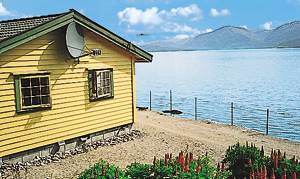  Hytte ved fjorden. Dejlig udsigt over fjord og fjeld. Til Bergen 1,5 timer. Udeplads til solbadning og leg. N19142: 9 m. Ejeren bor på samme grund, 40 m. ...