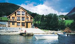 Anden og tredje etage i hus med N19157 og N19217. Gode fiske- og bademuligheder i fjorden. Flot fjordudsigt. Fælles sauna med N19157 og N19217. Udflugtsmuligheder. ...