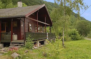  Hytte på stejl naturgrund m. god udeplads. Udsigt over fjord og fjeld. Fiskemlg. i fjord og gode gå- og bilture. Bergen ca. 1,5 t. ...
