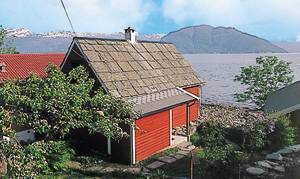  Hytte i fjordkanten med klippestrand. Lille udeplads. Bade- og fiskemlg. og fine ture i Hardanger, til Bergen og sogn. 2 m til nærmeste nabo. ...