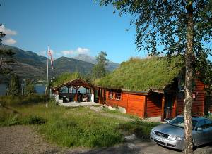  Rustikt, arkitekttegnet luksushus i pragtfuld natur. Eikelandosen ligger i hjertet af Fjord-Norge, midt imellem Bergen og Hardanger med alle de kendte naturattraktioner inden for kort afstand. Huset  ...