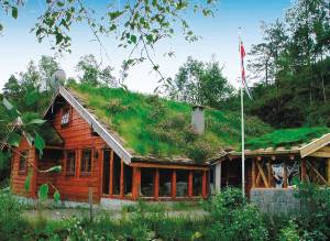  Rustikt, arkitekttegnet luksusferiehus i bedste kvalitet med pragtfuld udsigt i flot landskab tæt ved Bjørnafjorden. Det charmerende hus ligger på en stor naturgrund ved den skønne sø Eikelandso ...