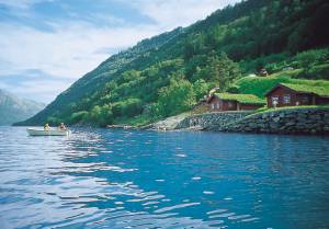 Utne ligger ved den maleriske Hardangerfjord, midt i hjertet af Hardanger. Her finder man feriehuse i typisk norsk stil med græsdækkede tage. Fra de åbne terrasser har man en fantastisk panoramaud ...