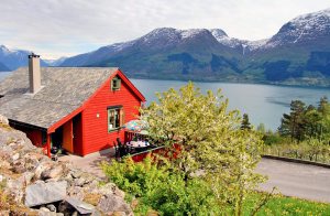  Pragtfuldt arkitekttegnet feriehus omkranset af frugttræer. Højt beliggende på naturgrund med panoramaudsigt over fjorden. Huset har en hyggelig og smagfuld indretning og er veludstyret. Lavt til  ...