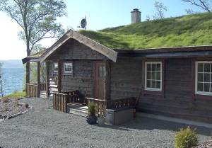 Nyt og smagfuldt indrettet feriehus af god standard. Møbleret i komfortabel, norsk stil. Huset ligger ved stranden på en bjergskråning med en urtehave og 180 graders fri udsigt over den smukke Bjà ...