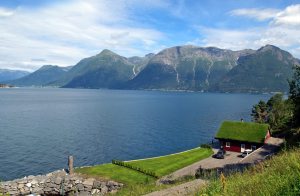  Godt udstyret feriehus med stor, solrig terrasse, beliggende 1 km fra færgehavnen Utne. Varmepumpen sænker udgiften til strøm. Her finder man en smuk, yppig natur med vandfald og stejle bjergvægg ...