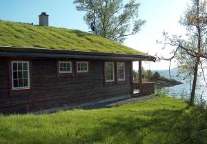  Meget smagfuldt og velindrettet feriehus beliggende 15 meter fra stranden på en skrænt og med panoramaudsigt over den fiskerige Fusafjord. Der er skovstier, kultursti og jernaldergrave. . Værterne ...