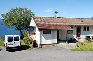 Ferielejlighed med egen have og solrigt sted i rolige omgivelser. Flot panoramaudsigt over Hardangerfjorden. Rigtig godt fjordfiskeri. Gæstfrie værter. Nabo 30 m. ...