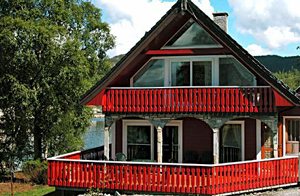  Feriehus med panoramaudsigt over Bjørnefjorden. 2 stk. 18 fods både med motor kan lejes på stedet. ...