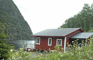  Feriehus i vandkanten ved en arm af Bjørnefjorden, som er meget fiskerig. Smukt fjordlandskab i Strandvik/Håvik. Bergen og Hardanger: 1 t. ...