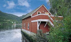  Hyggeligt oprindeligt bådehus ved fiskerig fjord med bl.a. laks og ørred og nær godt ferskvandsfiskeri. Rummelig terrasse med udsigt. 10 m til nærmeste nabo. ...