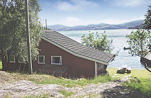 Feriehus på fredelig fjordgrund med egen strand og bro. Der er græssende dyr i området. Gode muligheder for at fiske og bade. ...