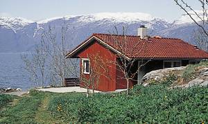  Hyggeligt hus på en solrig frugtplantage. Flot udsigt over fjord og fjeld. 44 km til sommerskicenter. Bilture til Bergen og Hardangervidda. Ejer 100 m. ...