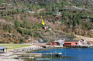  Enkel men hyggelig hytte med flot panoramaudsigt over den fiskerige fjord. Fisk ørred gratis. Rigt natur: svampe, bær og vildt. Stejl grusvej op til huset. ...