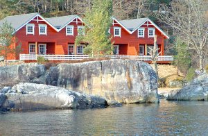  Fire flotte huse beliggende i et naturskønt strandområde ved Hardangerfjorden. Det er rækkehuse, men de er fuldstændigt lydisolerede, og hvert hus har en stor, godt afskærmet terrasse. Herfra ha ...