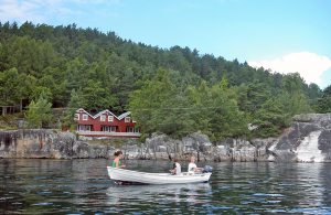  Disse fine feriehuse ligger flot i et strandområde lige ved Hardangerfjorden. Det er rækkehuse, som ligger ved siden af husene N19601-602, men er godt lydisolerede, og hvert hus har en stor, afskæ ...