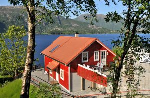  Lille hus på frodig, ugenert grund. Moderne indrettet. Det er idyllisk beliggende med en flot udsigt over Osterfjorden og indsejlingen til Vaksdalen. Flere skiløjper i området. Huset egner sig bå ...