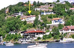  Nyt, veludstyret lejlighed med panoramaudsigt over Strømme bro, Åsvandet og Grimstadfjorden. Et eldorado for sejlere og fiskere. Bergen centrum 10 km. Nabo 8 m. ...