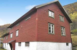  Hyggeligt og rummeligt feriehus i Kvamskogen. Godt udflugtsområde både om sommren og om vinteren. Alpinanlæg i nærheden. 28 sovepladser i alt. ...