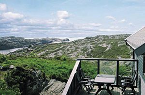  Naturnært feriehus ved Nordsøen. Solrig terrasse med en dejlig panoramaudsigt. Brændeopvarmet badetønde udenfor. Gode fiskemuligheder. Parkering: 800 m. Bergen: 3-4 timer. ...