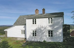  Charmerende hus på en bakke med flot udsigt. Familievenligt naturområde med landbrug. Passer til 2 familier. Besøg Fedje og Lyngheisenteret/Lygra. Bergen: 45 min. ...