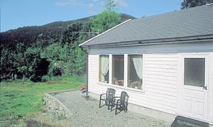 Dette hyggelige sommerhus ligger i den lille fjordby Molvik. Der er gode bade- og fiskemuligheder. Udflugtsmål: Bergen, Voss, Hardanger og Sognefjord. Nabo: 30 m. ...