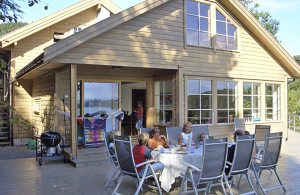  Pænt og rummeligt feriehus i flot stand og dejlig beliggenhed på en stor grund. Herfra har I panoramaudsigt over fjorden og øer. Huset har store terrasser med havemøbler og grill. I området er d ...