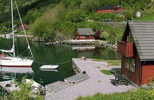 Regulært hus, idyllisk beliggende i kanten af fjord. Gode fiskemgl. Fine lege og bademgl. for børnene. 20 m til nærmeste nabo. ...