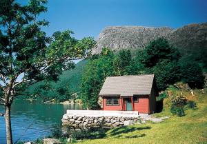  Dejligt, mindre hus på udsigtsgrund i Lifjorden, 6 km fra Hyllestad. Ligger afskærmet, langt fra al trafik og støj. Her kan man fiske fra grunden eller sejle ud på fjorden, her er rigtig gode fis ...