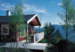  Flot feriehus med sydvendt terrasse, hvorfra I har en unik panoramaudsigt over Sognefjorden og de majestætiske fjelde. 300 m til privat badebro, hvor bådene ligger. Her kan I nyde herlige feriedage ...