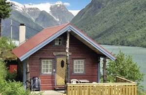  Pænt beliggende hus med udsigt over fjord, fjeld og gletsjer. Fiskemlg. i fjorden 80 m. Ørredfiskeri i elv 1,5 km. Gletsjerture. ...