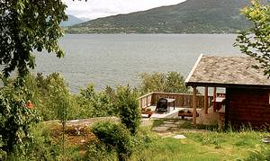  Feriehus i vandkanten med flot udsigt over fjord og fjeld. Mlg. for smukke ture langs Sognefjorden. Eget røgehus til fisk. Nabo til N22020. ...
