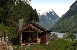 Pæn hytte på gården Hamrum. Udsigt over fjorden mod Jostedalsbræen. Et godt udgangspunkt for fiske- og fjeldture. ...